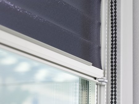 Bottom rail of film roller blind with guiding rolls Bottom rail of film roller blind with guiding rolls