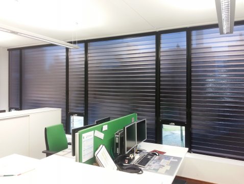 Profiles of the roller blind in same colour like the colour of the window frame Profiles of the roller blind in same colour like the colour of the window frame