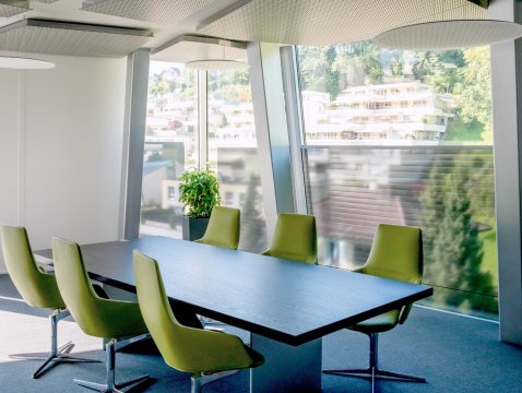 elektrisches Gegezug-Rollo in die Fassade integriert elektrisches Gegezug-Rollo in die Fassade integriert