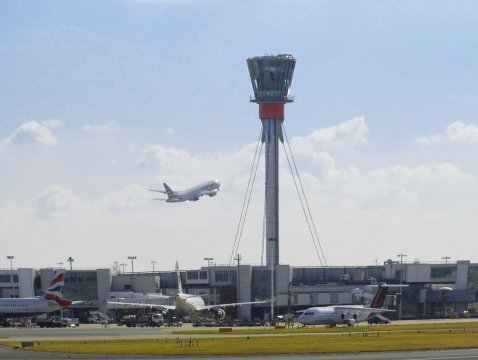 XXL Sonnenschutz für Flughafen Tower airport tower London Heathrow XXL Sonnenschutz für Flughafen Tower airport tower London Heathrow