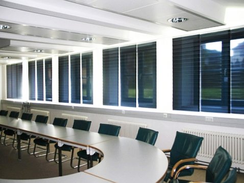 Flächenvorhang mit Blendschutz-Folie für Beschauttung von Konferenz-Räumen Flächenvorhang mit Blendschutz-Folie für Beschauttung von Konferenz-Räumen