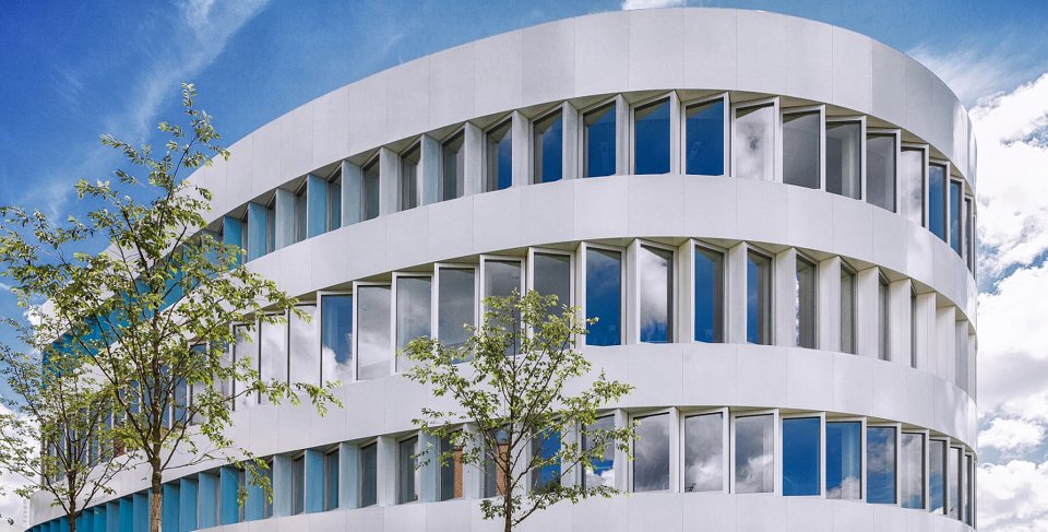 <div>Blendschutz für Büros von morgen</div><div>Optimale Arbeitsbedingungen durch Rollos mit Folienbehang<br>Zentrum für virtuelles Engineering (ZVE), Stuttgart</div> Blendschutz für Büros von morgen